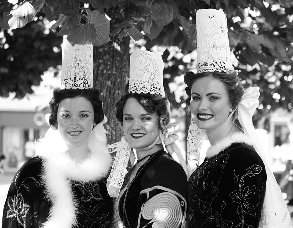 hellias29's tweet photo. Les jeunes femmes bigoudènes de Pont l'abbé en belles tenues malgré tout, contre vents, marées et virus.
#pontlabbé #bigoudene #brodeuses #Finistere #breizhizel https://t.co/tK5NKGLhBG