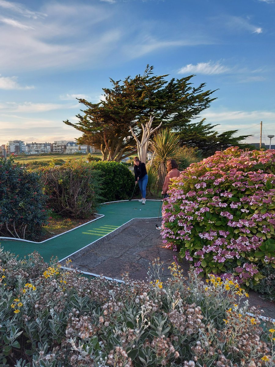 Playing this afternoon @TruroGolfClub in their golf week with my mates Beaz and @kinch60 - will be good to discuss footy with pals 🤗 @LUFC 

Practice done last night on improving putting - hard work in equals results 💪

#thatsmygirls #crazygolf #notcompetitive 😉 @swsportsnews