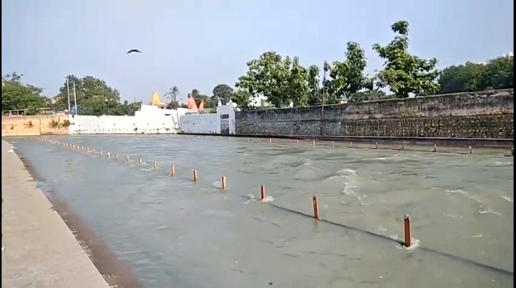 Ganga River flows beside this temple which holds special importance for kawad yatra bcz its believe that Shiva reside here during this month.Their is a place near Daksha Temple in KanKhal,Sati Kund which believed to be the orginal place where Maa sati self immolated herself.