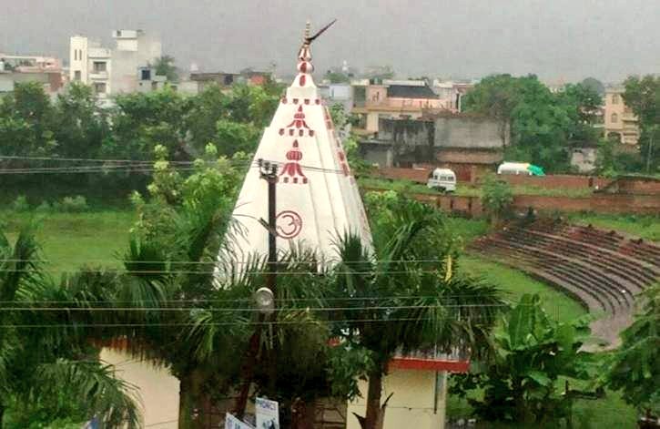 Ganga River flows beside this temple which holds special importance for kawad yatra bcz its believe that Shiva reside here during this month.Their is a place near Daksha Temple in KanKhal,Sati Kund which believed to be the orginal place where Maa sati self immolated herself.