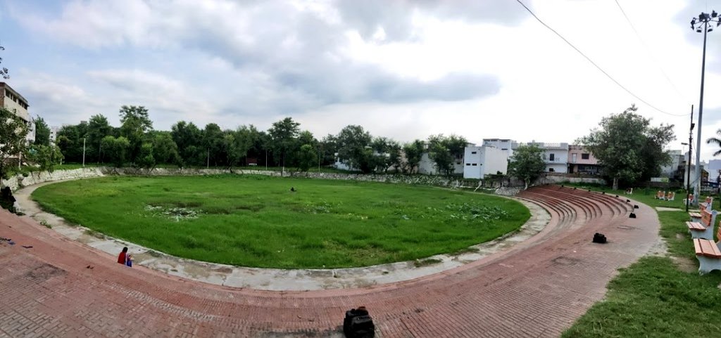 Ganga River flows beside this temple which holds special importance for kawad yatra bcz its believe that Shiva reside here during this month.Their is a place near Daksha Temple in KanKhal,Sati Kund which believed to be the orginal place where Maa sati self immolated herself.