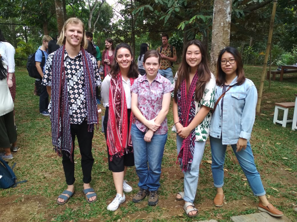 #TBT | 🇮🇩🌴 Travel throwback to Indonesia, where our #usydoleice students Shalomy &amp; Maddy immersed in the local language and culture last July!

From boat rides to Borobudur, check out their photos from Salatiga, Jakarta and more: bit.ly/3f0BnxT