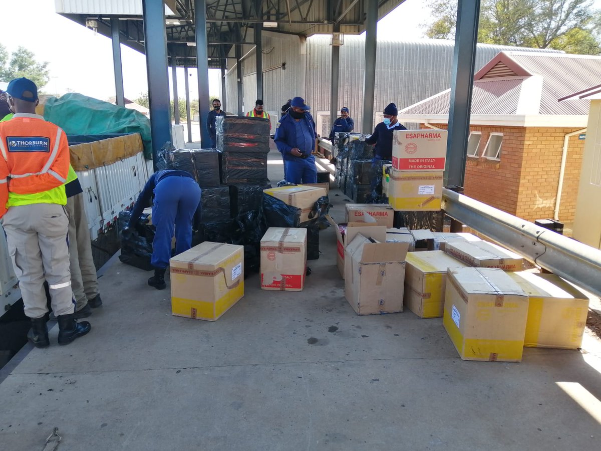 _ArriveAlive's tweet image. More smugglers arrested and illicit goods more than R 2 Million seized at border post  ow.ly/lrjD30r08Am 

#ArriveAlive #IllicitGoods #BorderPost #Smugglers @SAPoliceService @TruckAndFreight
