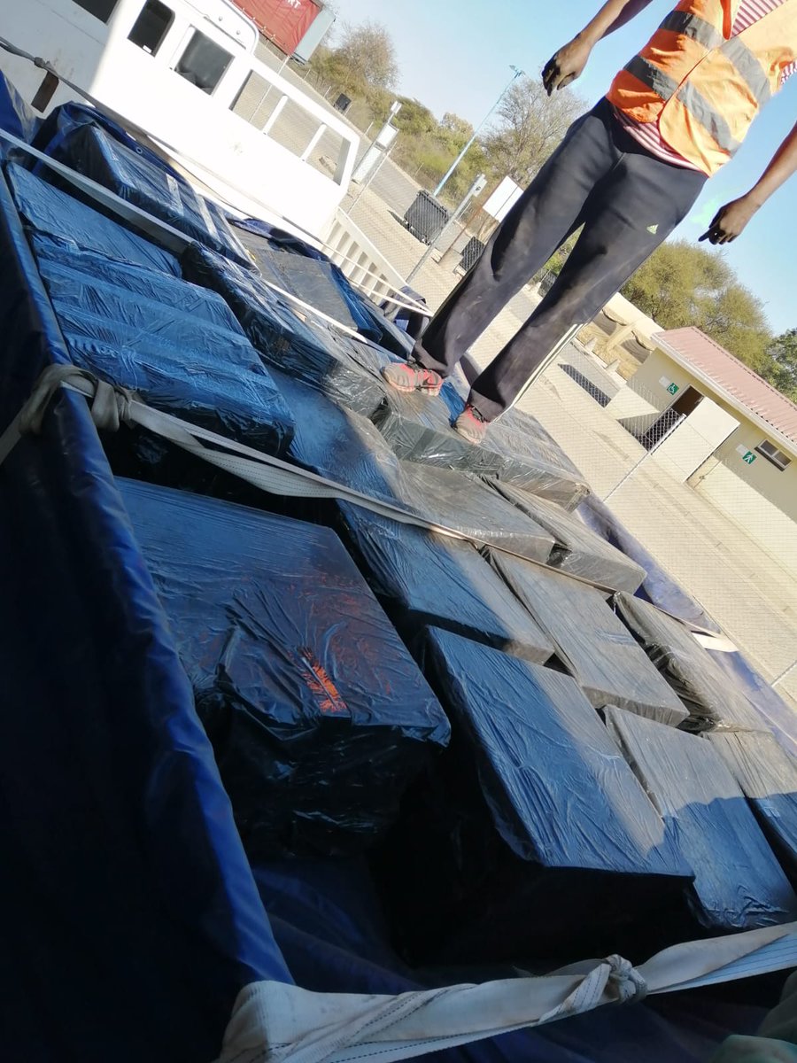 _ArriveAlive's tweet image. More smugglers arrested and illicit goods more than R 2 Million seized at border post  ow.ly/lrjD30r08Am 

#ArriveAlive #IllicitGoods #BorderPost #Smugglers @SAPoliceService @TruckAndFreight