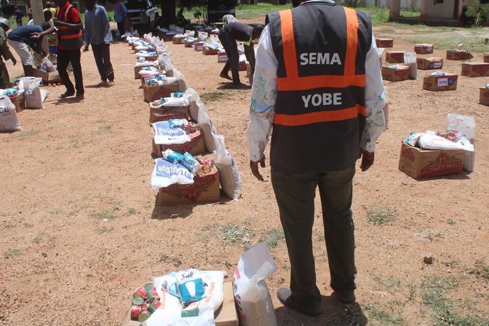 sema_yobe's tweet photo. Yobe State Tasks Force on COVID-19, Sub-Committe on  Paliative has distributed food items as palliatives to vulnerable households in Buni Yadi,
About 8238 HH are expected to benefit across the State. https://t.co/erakFKUq31