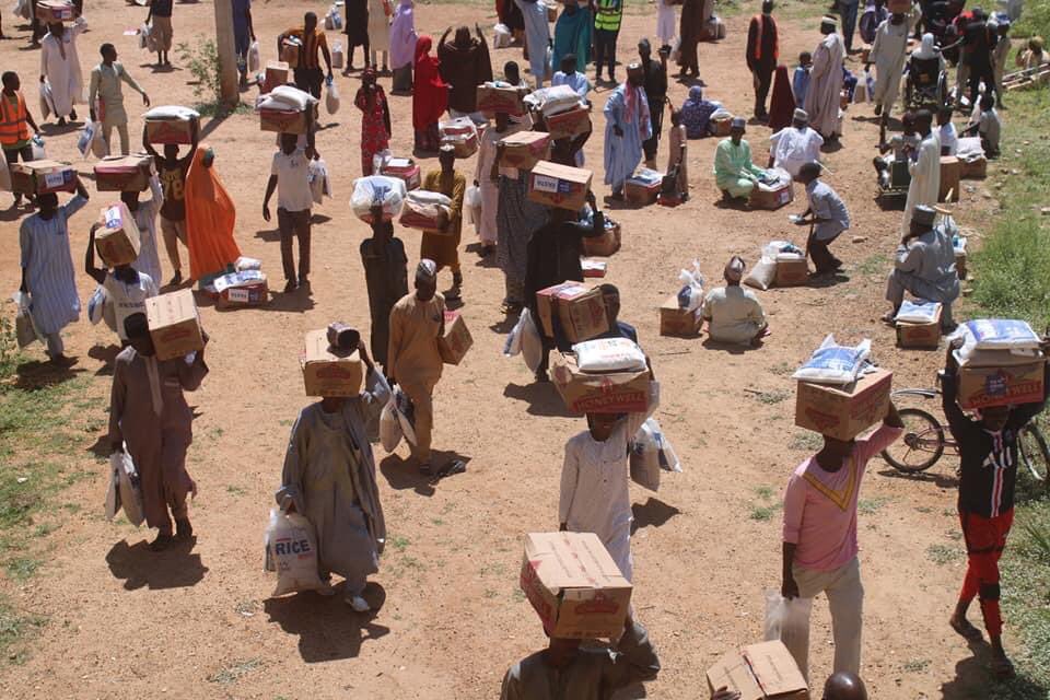 sema_yobe's tweet photo. Yobe State Tasks Force on COVID-19, Sub-Committe on  Paliative has distributed food items as palliatives to vulnerable households in Buni Yadi,
About 8238 HH are expected to benefit across the State. https://t.co/erakFKUq31