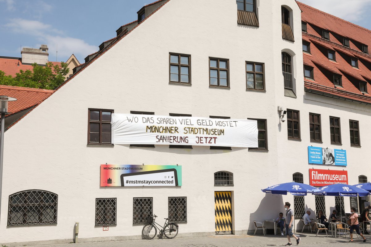 Wo das #Sparen viel #Geld kostet: Protestplakat am <a href="/mucstadtmuseum/">Münchner Stadtmuseum</a> gegen den rotgrünen Aufschub der seit 20 Jahren geplanten und längst überfälligen Sanierung. (Foto: Bernd Wackerbauer)