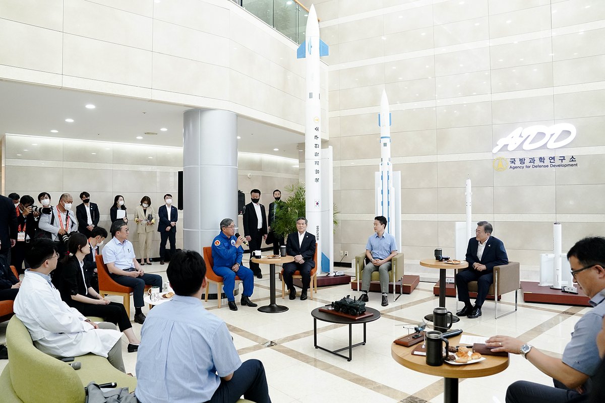 <국방과학연구소 격려 방문>

자주적이고 강한 국방력의 기반이 
국방과학연구소입니다. 
고위력 탄도미사일에서 
첨단전투기의 핵심 레이더 개발까지 
세계적인 국방연구 개발을 이루어낸 
여러분이 자랑스럽습니다. 

www1.president.go.kr/articles/8923