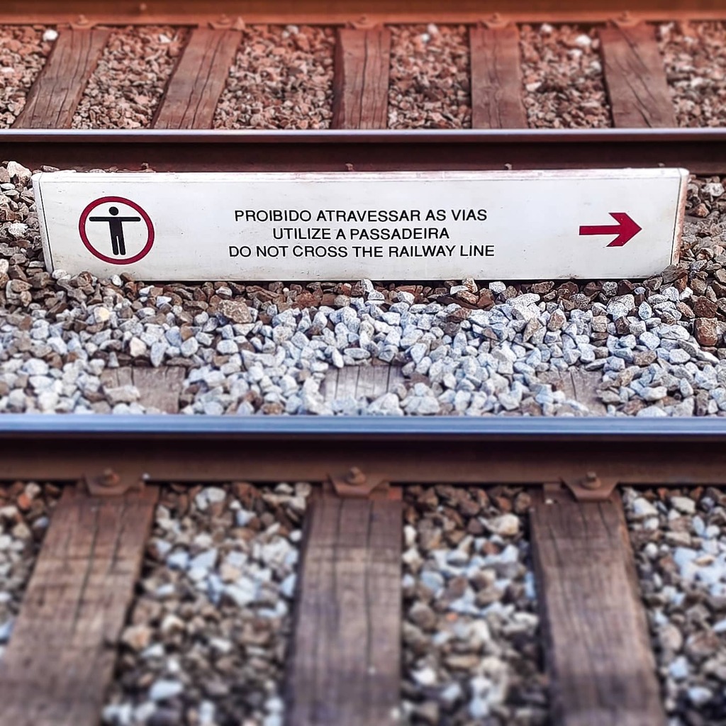 rpires's tweet photo. #railway #donotcross #train https://t.co/aUS8HTnIB2 https://t.co/xOjXQ6kAqR