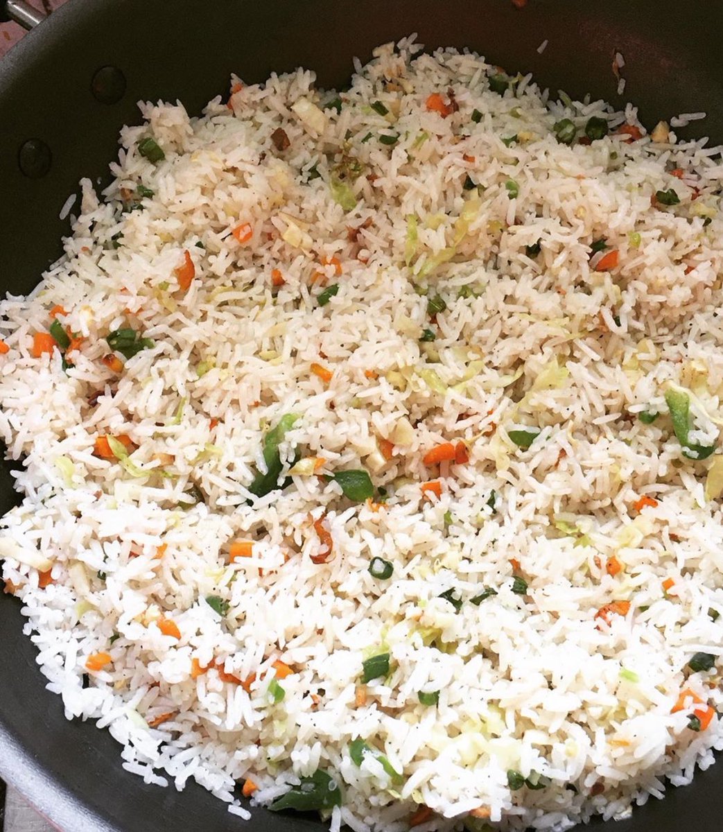 zalieha_'s tweet photo. Hiii guys Chinese fried rice and sautéed rice with beef chili sauce would be available on Friday and Saturday, please don’t be stingy with the retweets my customers might be on your tl💕💕😩- #1400 comes with zobo drink https://t.co/NiIKJ9DAG7