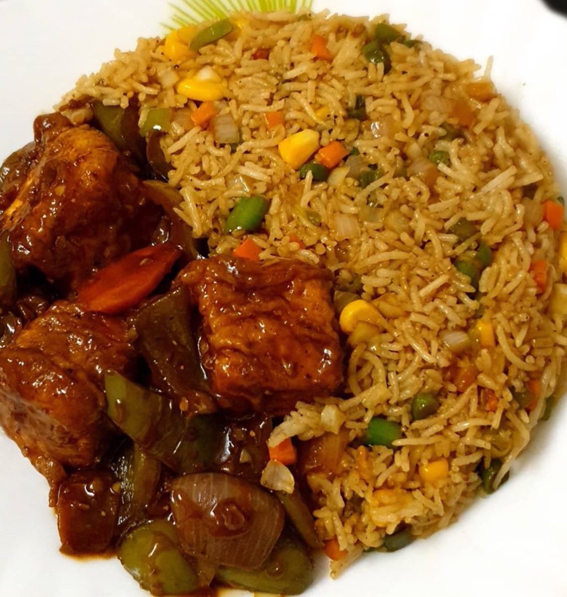 zalieha_'s tweet photo. Hiii guys Chinese fried rice and sautéed rice with beef chili sauce would be available on Friday and Saturday, please don’t be stingy with the retweets my customers might be on your tl💕💕😩- #1400 comes with zobo drink https://t.co/NiIKJ9DAG7
