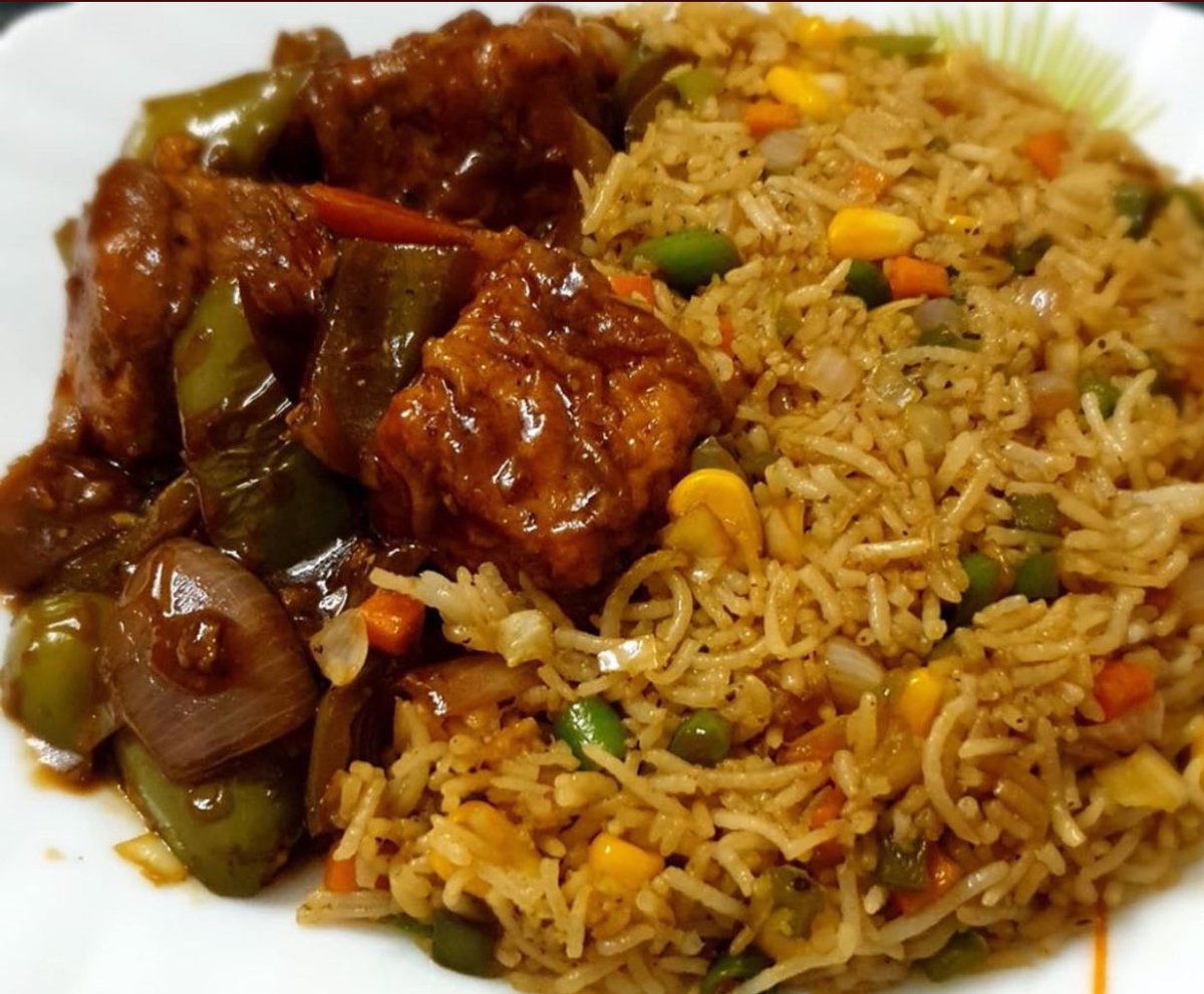 zalieha_'s tweet photo. Hiii guys Chinese fried rice and sautéed rice with beef chili sauce would be available on Friday and Saturday, please don’t be stingy with the retweets my customers might be on your tl💕💕😩- #1400 comes with zobo drink https://t.co/NiIKJ9DAG7