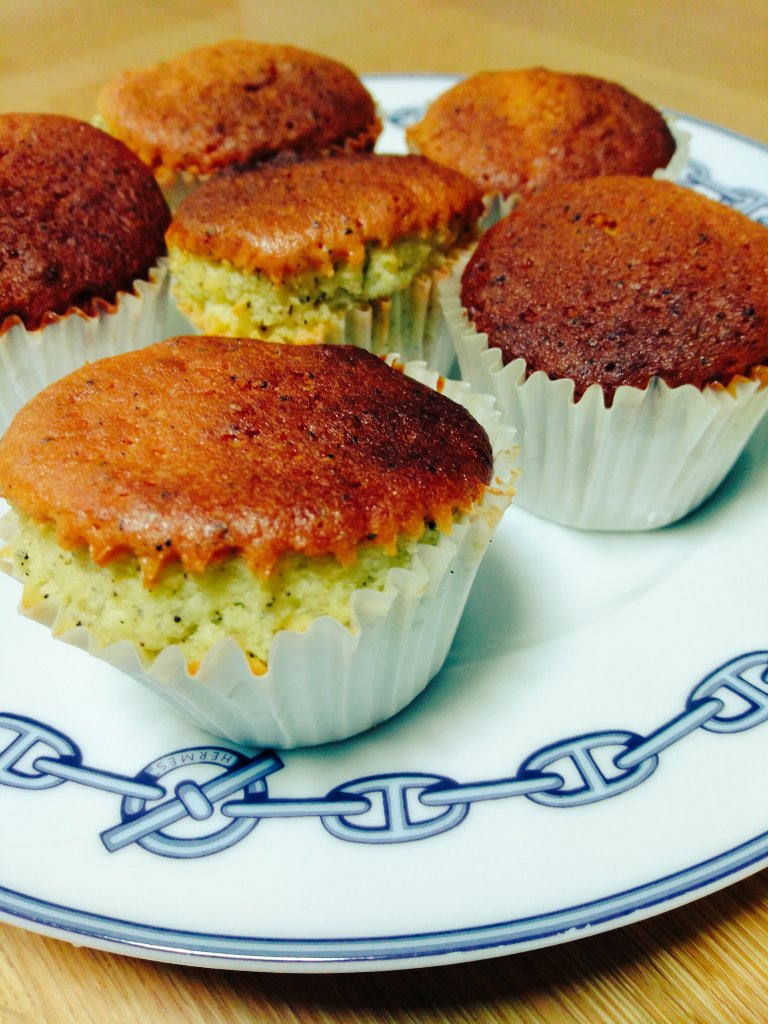 IchiroTour's tweet photo. #カップケーキ やけました♪
ちょぴっとコゲたねw

#お菓子作り好きな人と繋がりたい 
#お菓子作り #お菓子で日本を明るく https://t.co/e2QMH66Ctn
