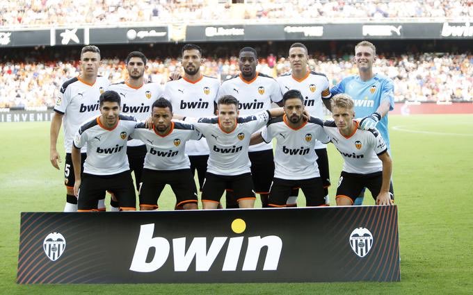 territoriovcf's tweet image. Ahora que ya han pasado unos días desde que terminó la Liga... ¿que os parece si hacemos el XI ideal del @valenciacf de esta temporada? Sé que ha sido un desastre, pero algunos han estado un poco mejor que otros... (hilo👇🏻)