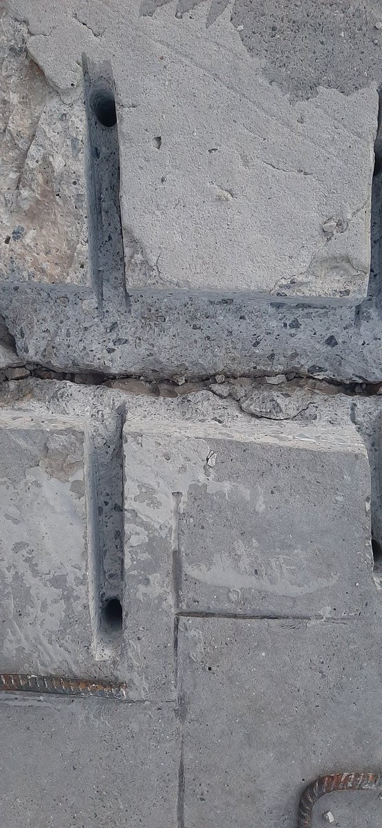KerakollMiguelC's tweet photo. #Reparacion #estructural de #solera, con uso de trafico rodado. 
Apertura, picado, replanteo de garras y perforacion de agujeros.
Limpieza de soporte.
Inyeccion en agujeros de #GeoliteGel.
Colocacion de garras dejando 0,5 cm libre en su contorno.
Humedecer y aplicar #Geolite 40 https://t.co/V14JsUweP9