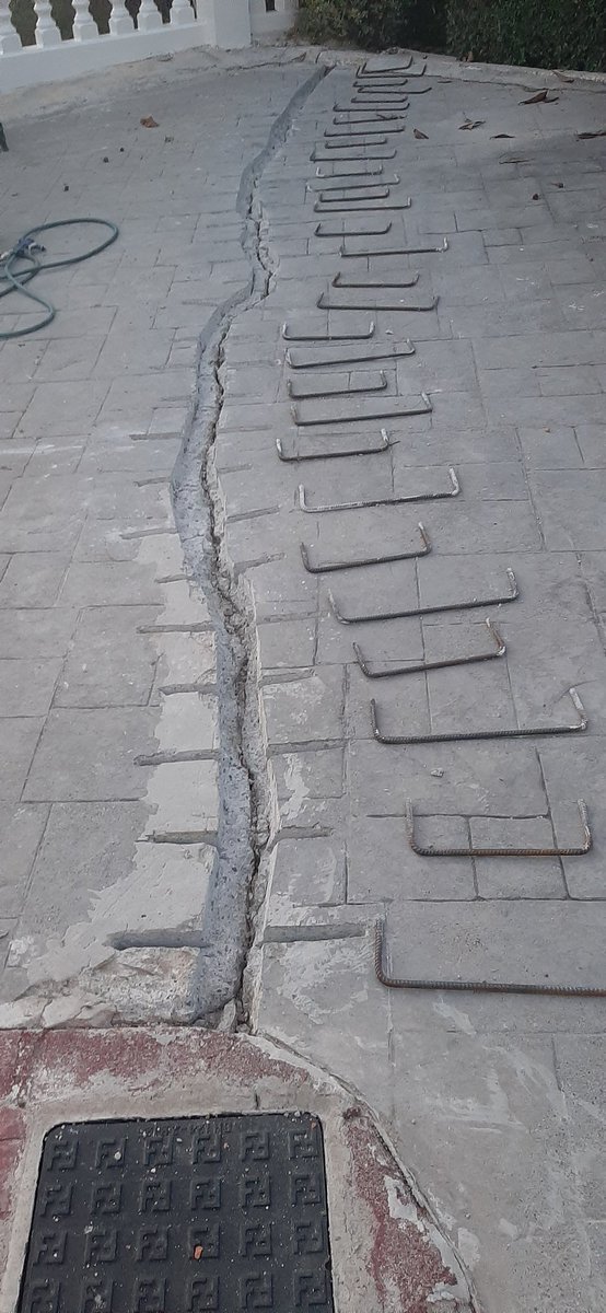 KerakollMiguelC's tweet photo. #Reparacion #estructural de #solera, con uso de trafico rodado. 
Apertura, picado, replanteo de garras y perforacion de agujeros.
Limpieza de soporte.
Inyeccion en agujeros de #GeoliteGel.
Colocacion de garras dejando 0,5 cm libre en su contorno.
Humedecer y aplicar #Geolite 40 https://t.co/V14JsUweP9