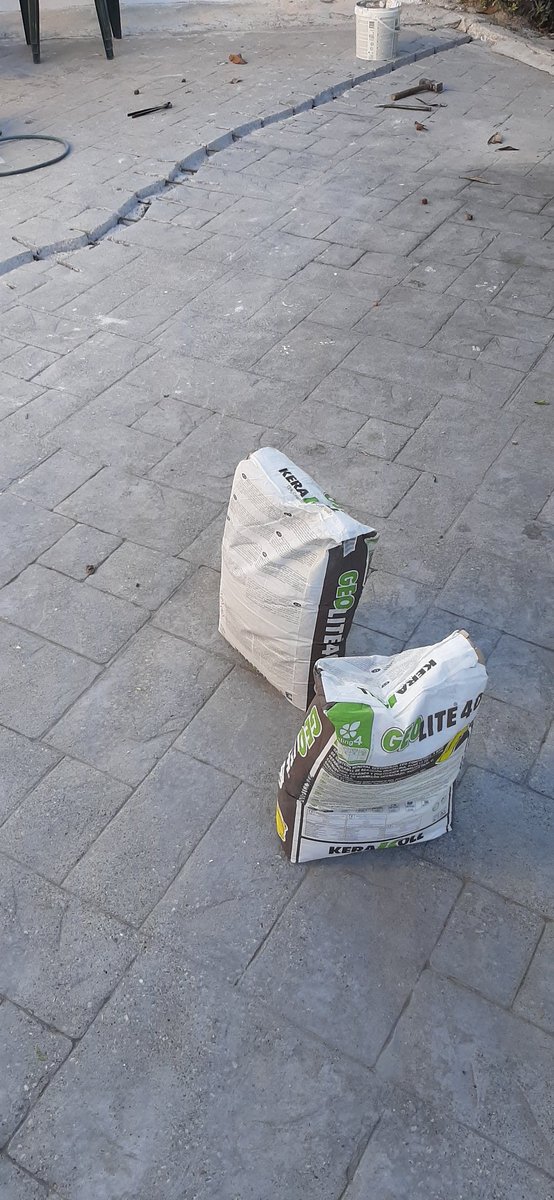 #Reparacion #estructural de #solera, con uso de trafico rodado. 
Apertura, picado, replanteo de garras y perforacion de agujeros.
Limpieza de soporte.
Inyeccion en agujeros de #GeoliteGel.
Colocacion de garras dejando 0,5 cm libre en su contorno.
Humedecer y aplicar #Geolite 40
