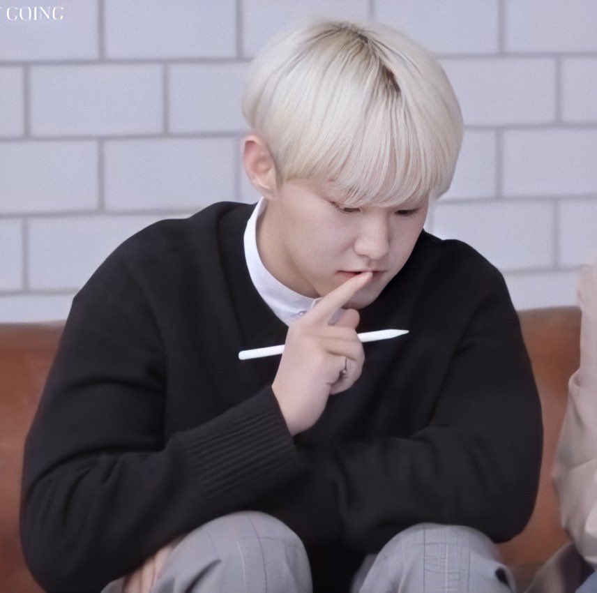 hoshifieddd's tweet photo. The tale of Jihoon’s Double life 
- soonhoon au

Jihoon has a secret, he’s an idol but also a student. Si soons naman, fan ng grupong FIVE. Ano kayang patutunguhan ng dalawang to if ever malaman ni soons na isa sa tropa niya ang iniidolo nito? https://t.co/P0oFbtZyF4