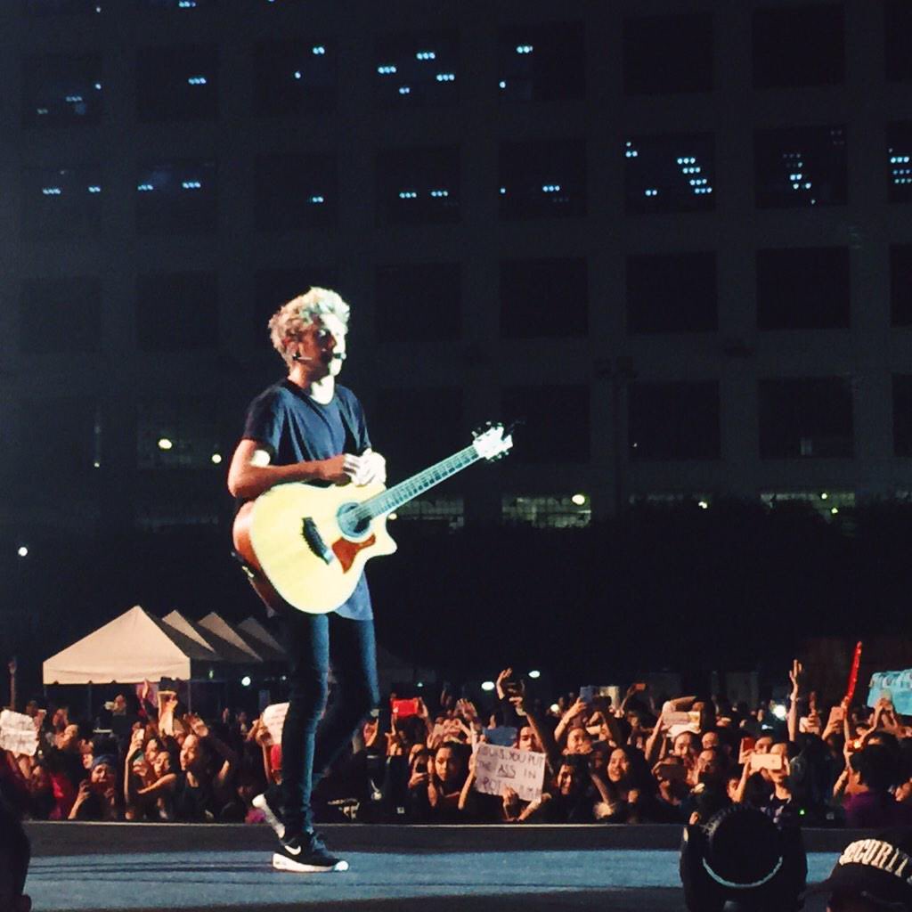 LiveSmart's tweet photo. Happy #10YearsOfOneDirection, Directioners! #TBT to #Smart1D aka one of the best nights of our lives! What’s your most memorable experience as a fan? 🤩 https://t.co/fGGSYtf8ZY
