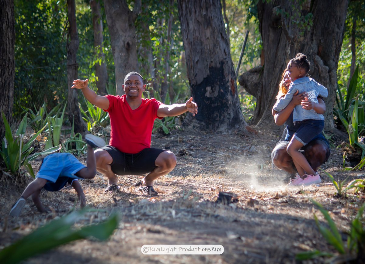 RimlightPro's tweet photo. One act in a series. Exciting photo shoots are a part and parcel of a happy family.🥰🥰
Location - Goromonzi, East of Harare.
#happyfamily #rimlightproductionszim #africanphotographer #internationalphotographer #harare #family #familyphotoshoot #canonphotography https://t.co/PDc5oduUaq
