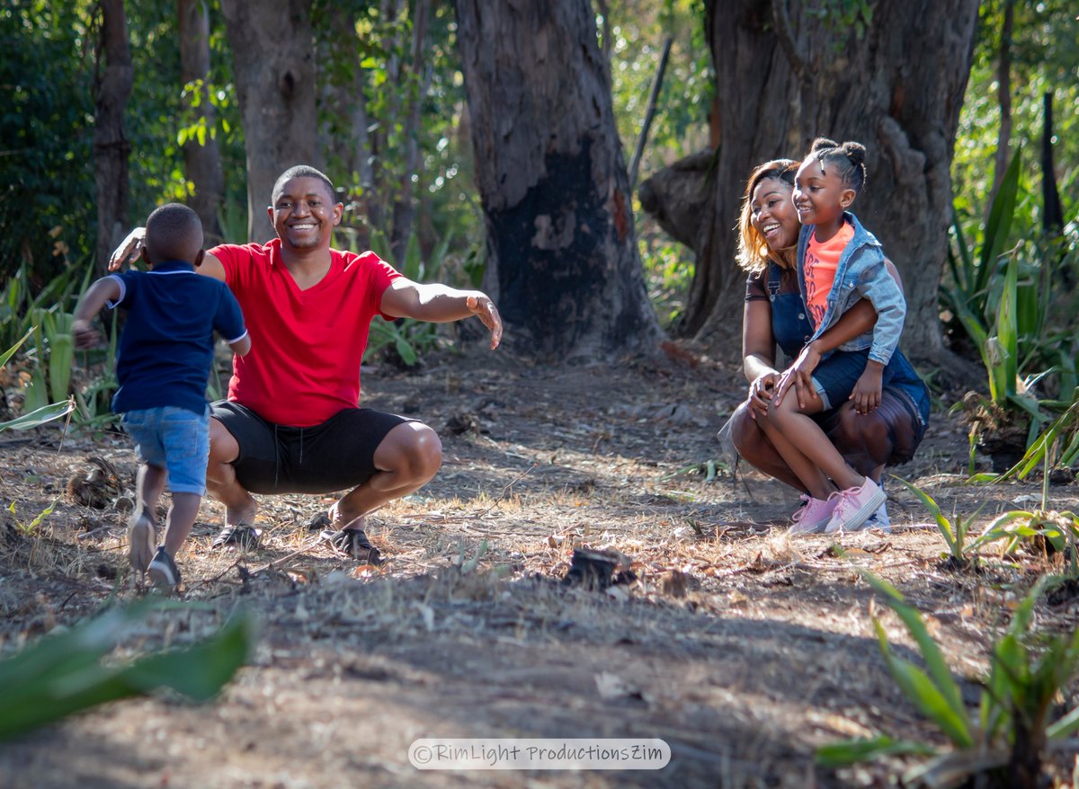 RimlightPro's tweet photo. One act in a series. Exciting photo shoots are a part and parcel of a happy family.🥰🥰
Location - Goromonzi, East of Harare.
#happyfamily #rimlightproductionszim #africanphotographer #internationalphotographer #harare #family #familyphotoshoot #canonphotography https://t.co/PDc5oduUaq