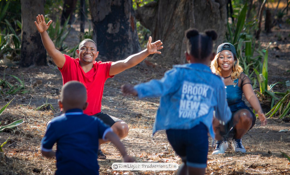 RimlightPro's tweet photo. One act in a series. Exciting photo shoots are a part and parcel of a happy family.🥰🥰
Location - Goromonzi, East of Harare.
#happyfamily #rimlightproductionszim #africanphotographer #internationalphotographer #harare #family #familyphotoshoot #canonphotography https://t.co/PDc5oduUaq