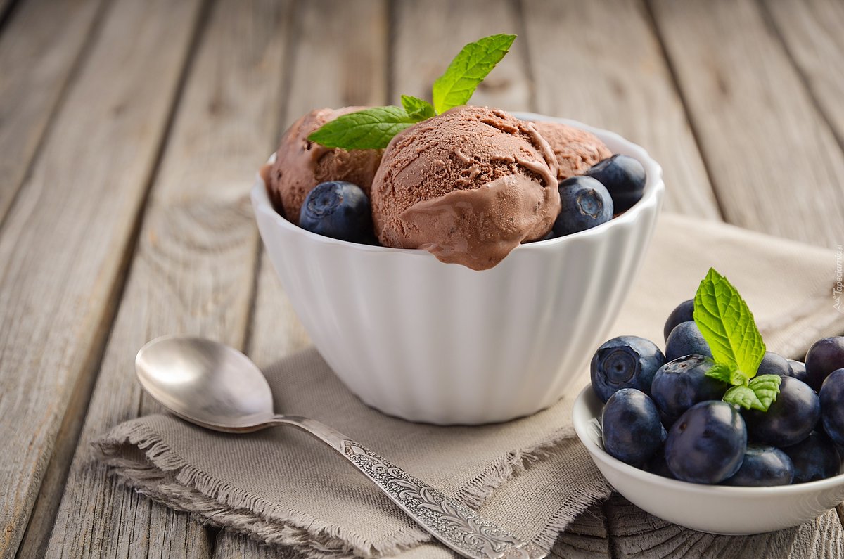 ShoppingInRo's tweet photo. Aromată, răcoritoare și cu o textură fină🍦, perfectă pentru a o comanda direct la tine acasă! Află de unde poți comanda sortimentele preferate de înghețată 🍧 oriunde te-ai afla în București: https://t.co/dXPNsVXRU7. #icecream #homedelivery #shoppinginromania https://t.co/ffSmbhHgxH