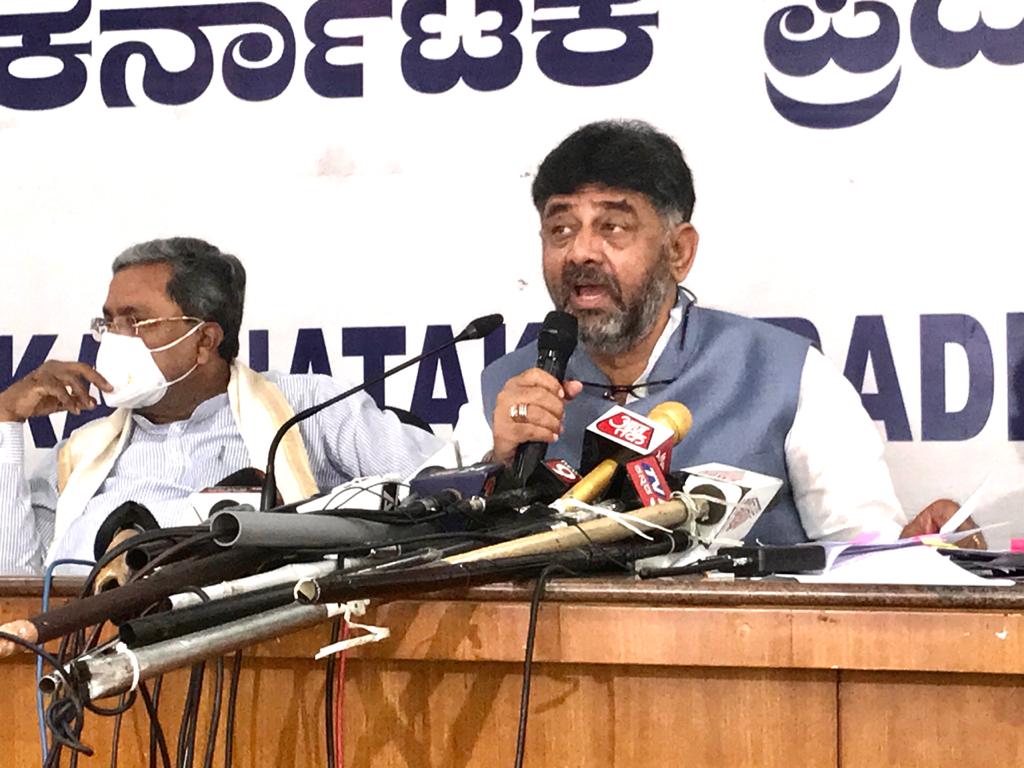 DKShivakumar's tweet photo. BJP had said they need 21 days to win the war against Corona just like Mahabharata war took 18 days. It's been 121 days now!

This is a govt of 'Kaliyugada Kauravas' with no Vision &amp; only Corruption.

With CLP @siddaramaiah, exposed BJP's ₹2,000+ cr scams today

#ಉತ್ತರಕೊಡಿಬಿಜೆಪಿ https://t.co/TMPHHR1vDP