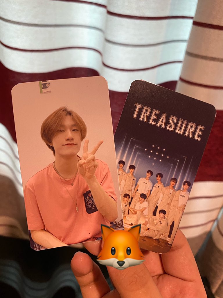 ydblackswan's tweet photo. Aaaaaaa I just got my BYD emoji shirt!! 🥺 Ang ganda ng quality ng shirt and yung print too! And super cute din ng freebies. 🧡 Thank you so much, @seventhsky0421 ✨ #RouFeedbacks https://t.co/DlwE0HMorq