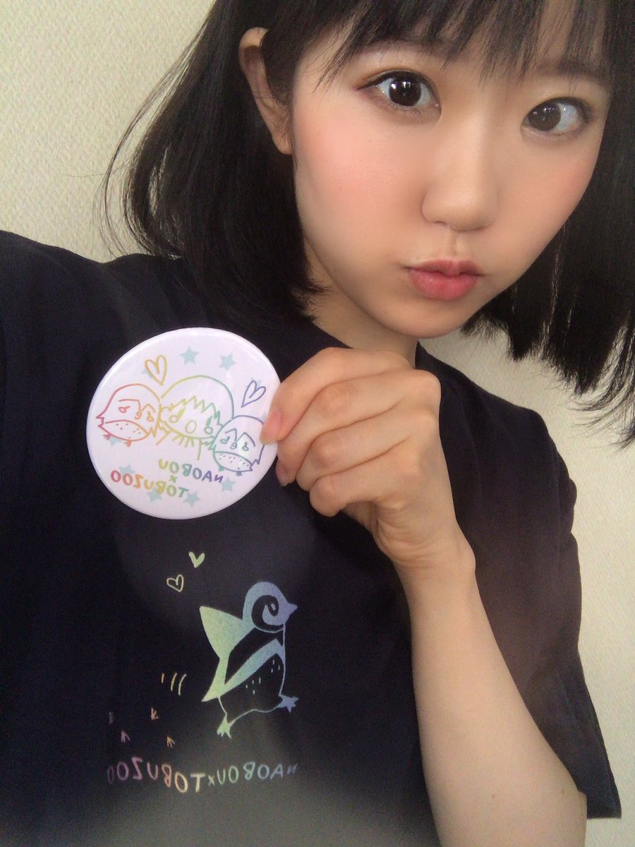 東山奈央 オフィシャル 東武動物公園さんとのコラボグッズ 一足早く 私の手元にいただきました 胸元のペンギンが レインボーで 缶バッジとの組み合わせもグッドです 販売はあと1週間ほど ペンギンちゃん達の健やかな毎日のお手伝いができますよう