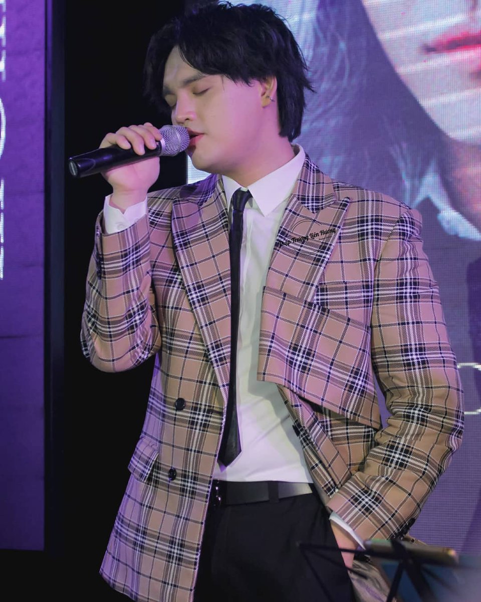 shadow_ladies's tweet photo. "Trên thế giới này có ngàn vạn người, nhưng chỉ có mình anh ấy làm cho mình vừa thấy thì đã vui vẻ từ tận đáy lòng."

🍀"Vẫn là mùa hạ nhưng không còn chúng ta"
#nguyentrantrungquan #bringQuanDenaroundtheworld
#memory_lounge https://t.co/cTkV0SRUd2