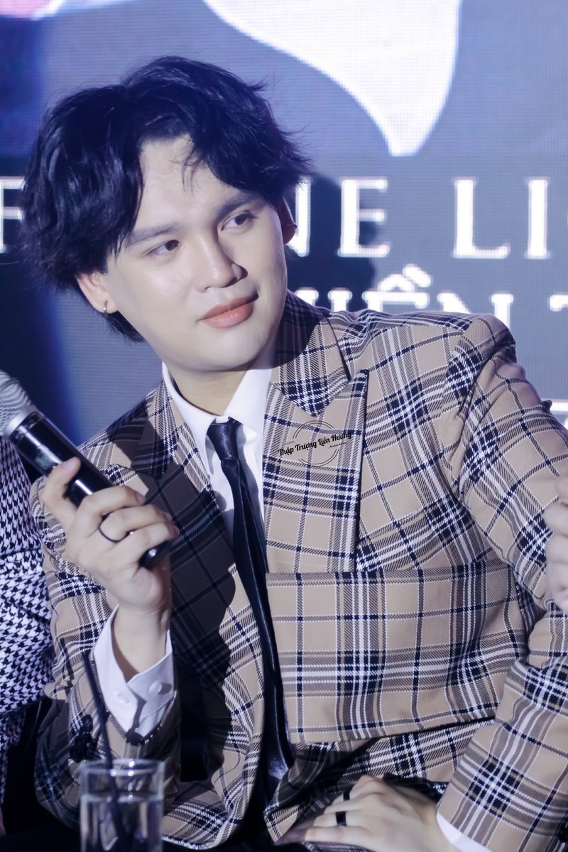 shadow_ladies's tweet photo. "Trên thế giới này có ngàn vạn người, nhưng chỉ có mình anh ấy làm cho mình vừa thấy thì đã vui vẻ từ tận đáy lòng."

🍀"Vẫn là mùa hạ nhưng không còn chúng ta"
#nguyentrantrungquan #bringQuanDenaroundtheworld
#memory_lounge https://t.co/cTkV0SRUd2