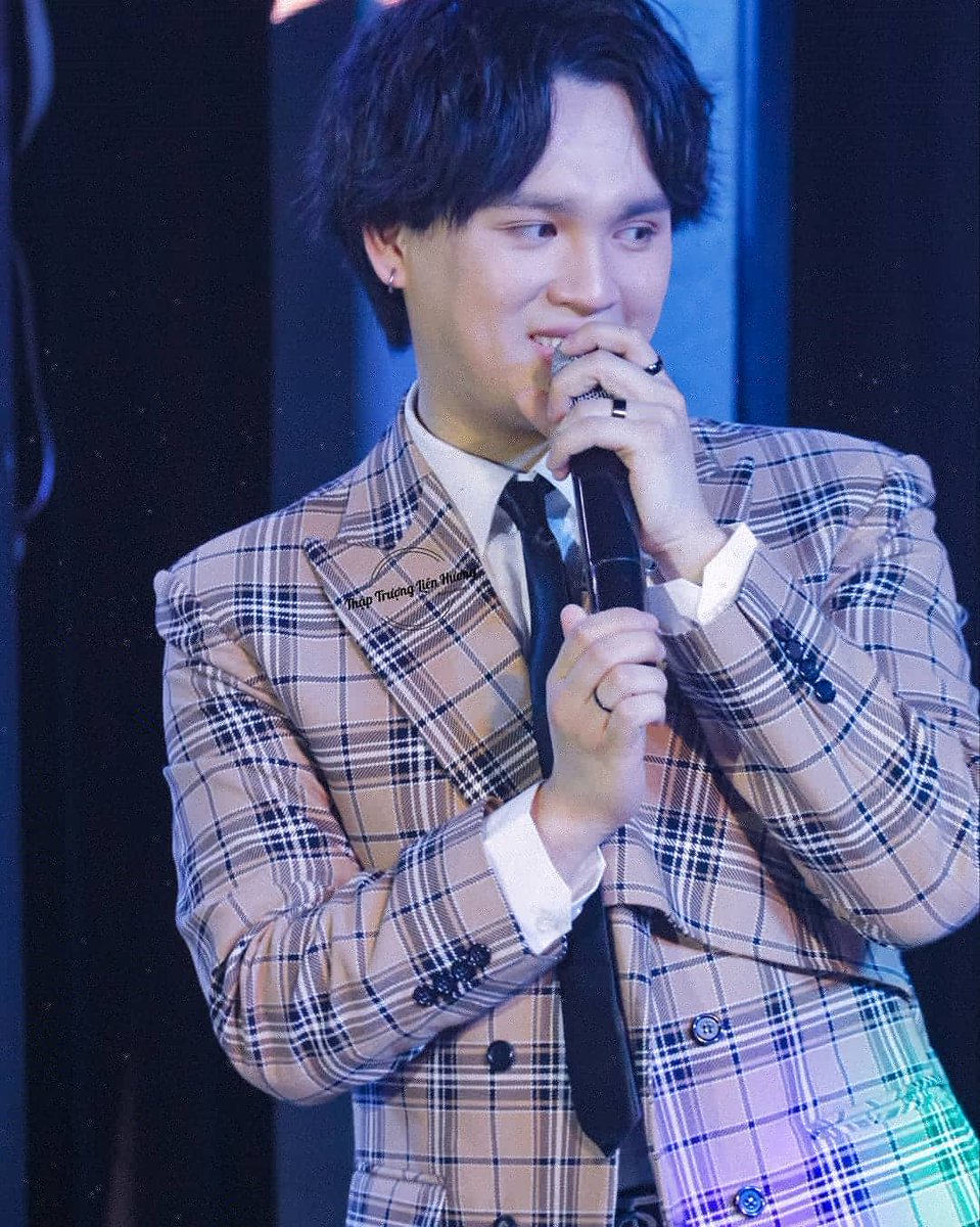 shadow_ladies's tweet photo. "Trên thế giới này có ngàn vạn người, nhưng chỉ có mình anh ấy làm cho mình vừa thấy thì đã vui vẻ từ tận đáy lòng."

🍀"Vẫn là mùa hạ nhưng không còn chúng ta"
#nguyentrantrungquan #bringQuanDenaroundtheworld
#memory_lounge https://t.co/cTkV0SRUd2