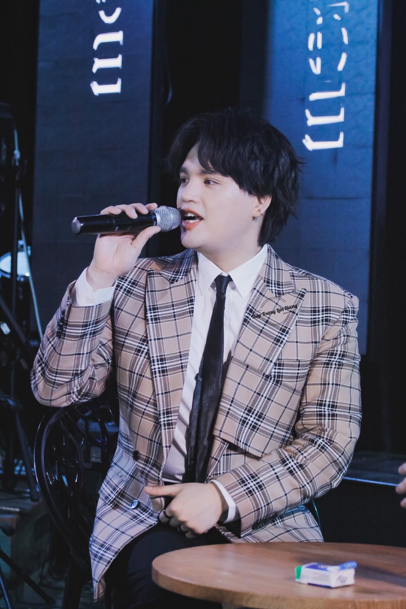 shadow_ladies's tweet photo. "Trên thế giới này có ngàn vạn người, nhưng chỉ có mình anh ấy làm cho mình vừa thấy thì đã vui vẻ từ tận đáy lòng."

🍀"Vẫn là mùa hạ nhưng không còn chúng ta"
#nguyentrantrungquan #bringQuanDenaroundtheworld
#memory_lounge https://t.co/cTkV0SRUd2
