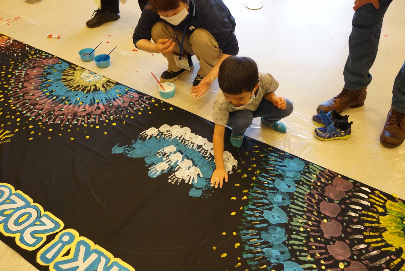 国営昭和記念公園 手形で描こう昭和記念公園の夏 初日は綺麗な花火が打ち上がりました 明日24日は ヒマワリを描きます 作品は 後日各ゲートへ展示します 昭和記念公園 花みどり文化センター 手形アート 誰でも参加可能 国営昭和記念公園 手形で描こう昭和記念公園の夏 初日は綺麗な花火が打ち上がりました 明日24日は ヒマワリを描きます 作品は 後日各ゲートへ展示します 昭和記念公園 花みどり文化センター 手形アート 誰でも参加可能