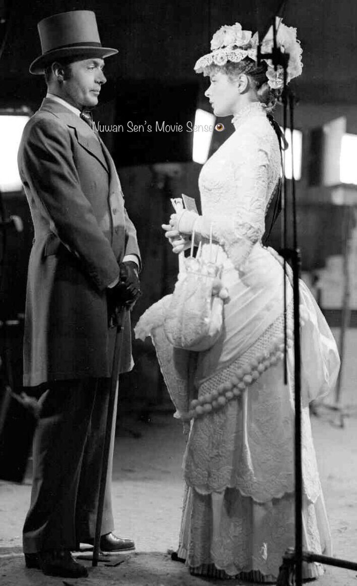Nuwansenfilmsen's tweet photo. #MovieCostumeChallenge
#DAY23!FavouriteMovie #PeriodCostume
🤍
#HOLLYWOOD:-
#VictorianEra:#GASLIGHT(1944)#FilmNoir
#Roaring20s:#SinginintheRain(1952)
🤍
#MerchantIvoryProductions:-
#EdwardianEra:#ARoomWithAView(1985)#BritishHeritageFilm
#1920s:#HeatandDust(1983)#IndianEnglishFilm https://t.co/btAYVi1Cai
