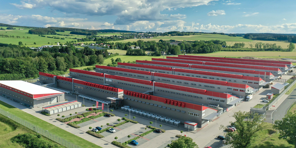 Hetzner_Online's tweet image. We already have 13 DCs in operation at our data center park in Falkenstein. But we have space for more. 

Can you guess the total size of this DC park in square meters?