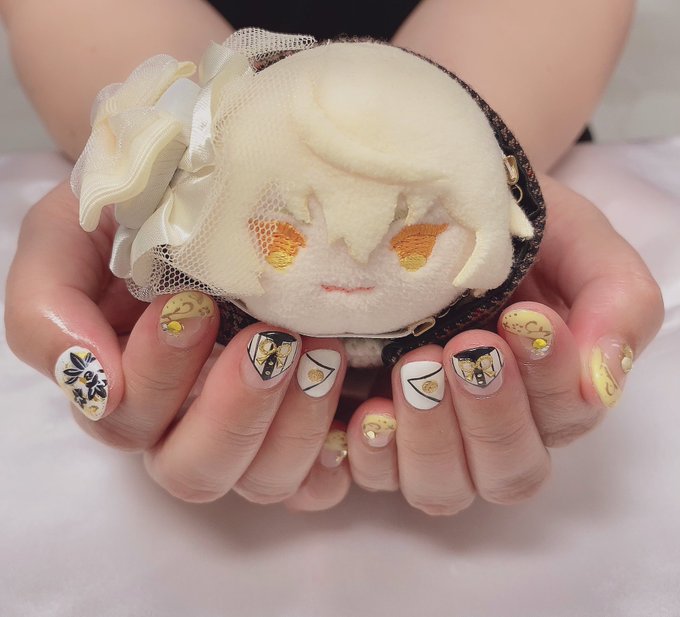 刀剣乱舞 お題 雨がっぱを着て喜んでいる審神者ちゃんとそれを楽しげに見守る兄者 もじゃのイラスト