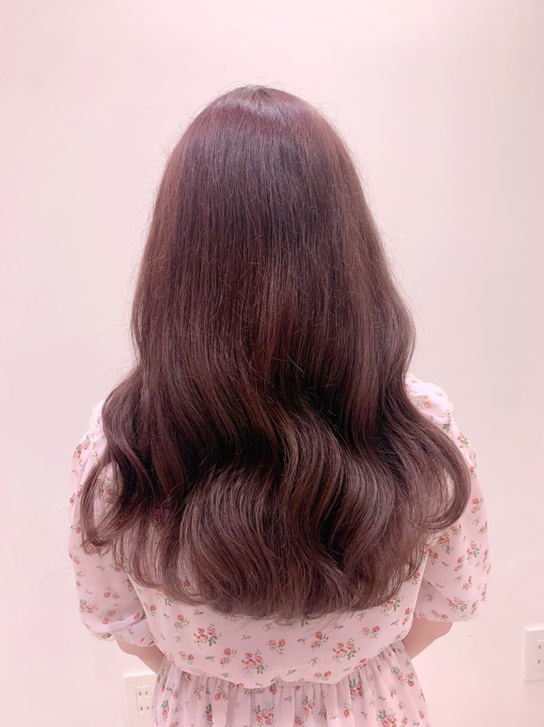 彦田かおり 髪色がピンクベージュになったよ 前回 次は赤みピンクにしようと意気込んでたのに 突然ベージュモードに 笑 だって ベージュ系ってピンクと相性良いんだもん 笑 いつかブロンドに1回してみたいな あと薄めのピンクとか 淡いピンク