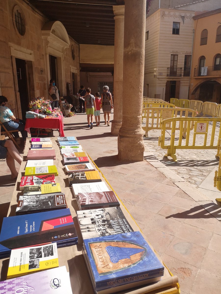 cealcoverencs's tweet photo. De nou a la plaça Nova, entre llibres i roses! #Alcover https://t.co/ja0JJI676n
