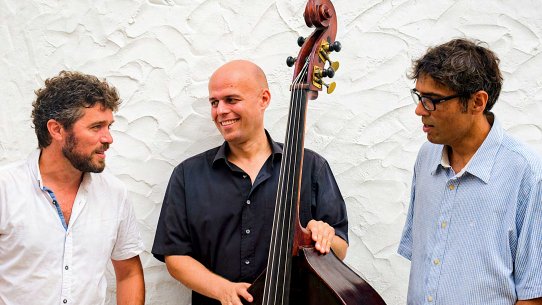 MuseusDeSitges's tweet photo. Aquesta nit, el Racó de la Calma en clau de Jazz Antic 🎼
Entrades exhaurides‼️
Si t'agrada el Jazz, reserva la teva entrada pel concert especial de Festa Major que tenim preparat el dia 21 d'agost a les 21 h ☺️
👉 https://t.co/fN3U9gfqpN
#Sitges #FestaMajor2020 #Jazz #Retrio https://t.co/rRi10GbbZa