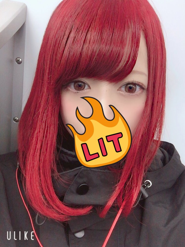 うた 赤髪にしたいの気持ちが溢れ過ぎて 過去の自撮り漁ってた 私めちゃくちゃ赤髪似合うわ T Co Uzlykviw3k Twitter