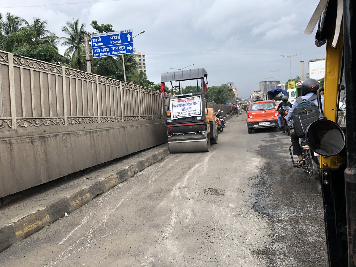 SunilGhate1's tweet photo. Potholed road #EEHighway Chhedanagar flyover. A patchwork team at work 2 PM. Hope they do a good job! @mumbaimatterz @ChemburChapters @VOGNewsLive @RidlrMUM @smart_mumbaikar @RoadsOfMumbai @mumbaitraffic @LocalPressCo @mybmc @MMRDAOfficial @MumbaiMirror @mid_day @TOIMumbai https://t.co/IgMfsXQedK
