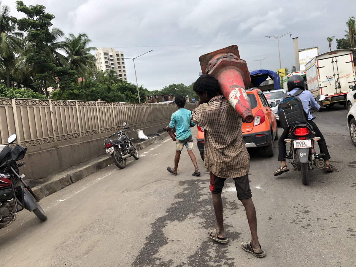SunilGhate1's tweet photo. Potholed road #EEHighway Chhedanagar flyover. A patchwork team at work 2 PM. Hope they do a good job! @mumbaimatterz @ChemburChapters @VOGNewsLive @RidlrMUM @smart_mumbaikar @RoadsOfMumbai @mumbaitraffic @LocalPressCo @mybmc @MMRDAOfficial @MumbaiMirror @mid_day @TOIMumbai https://t.co/IgMfsXQedK