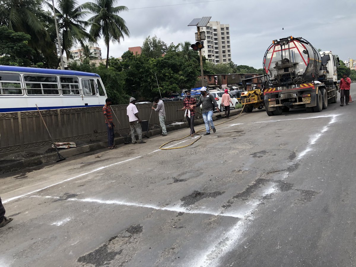 SunilGhate1's tweet photo. Potholed road #EEHighway Chhedanagar flyover. A patchwork team at work 2 PM. Hope they do a good job! @mumbaimatterz @ChemburChapters @VOGNewsLive @RidlrMUM @smart_mumbaikar @RoadsOfMumbai @mumbaitraffic @LocalPressCo @mybmc @MMRDAOfficial @MumbaiMirror @mid_day @TOIMumbai https://t.co/IgMfsXQedK