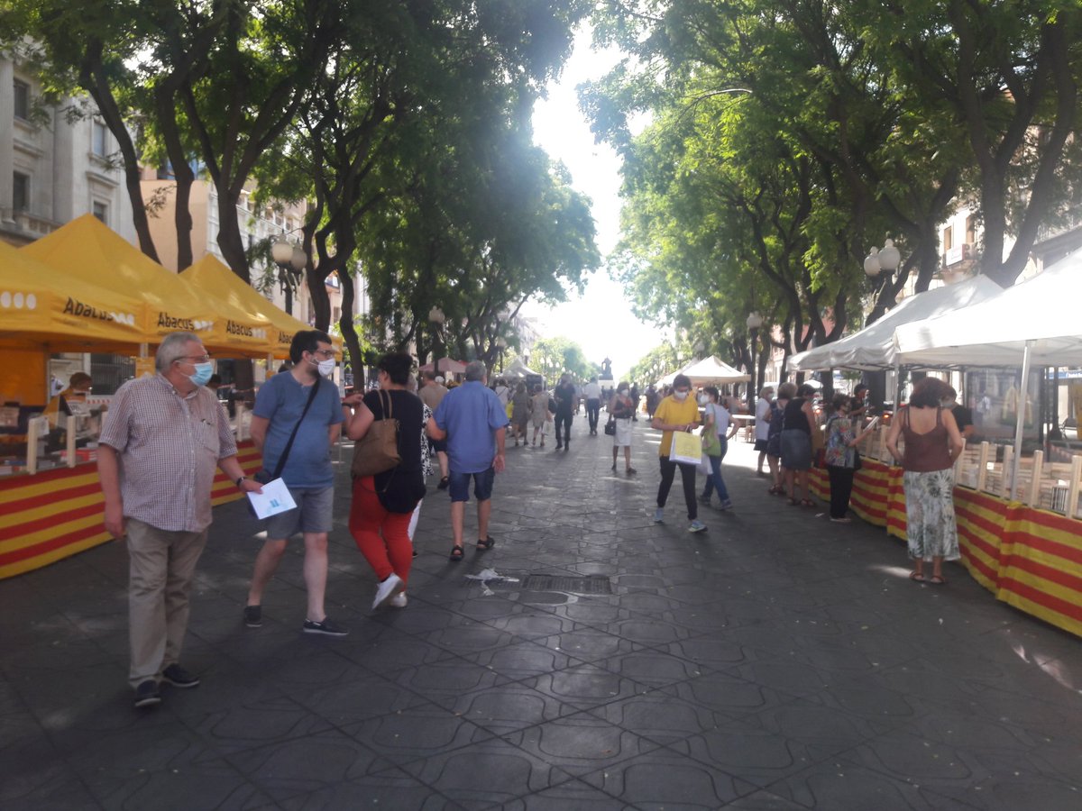 23 de Juliol. 

El #StJordi de la #NovaNormalitat a #Tarragona.🤔

Avui a la #Rambla podeu trobar molts #llibres📕 de diferents botigues locals:

@llibreriaadsera 
@lacaponatgn 
@ReReadTarragona 

#Km0 #TGN #AproximATgn