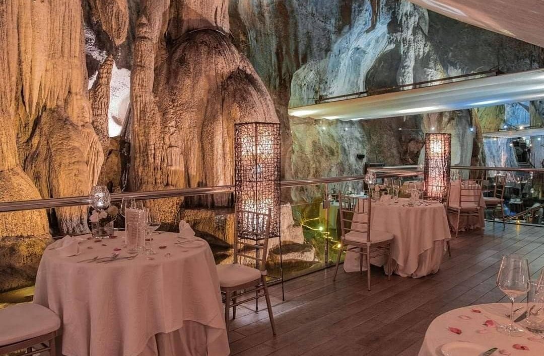 Jomkitamy's tweet photo. [ JomKitaPergi ] - Restoran Dalam Gua Di Ipoh Sesuai Untuk Mereka Yang Mahukan Suasana Makan Yang Romantik!!! 😍 #JomKita
.
Lokasi 📍: Jeff's Cellar, The Banjaran Hotsprings, Ipoh, Perak https://t.co/rRQElxMALF