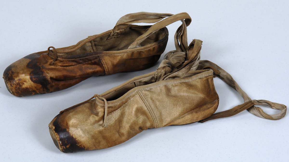 CleggEileen's tweet photo. Thankyou @YorkshireMuseum Such fun searching our archives for strange things #CuratorBattle
#BestMuseumBum gov issued toilet paper #SassiestObject a wig curler on a warship HMS #Invincible1744 #FabulousFootware Tippy toes for HMS Tiptoe (submarine)
@NatMuseumRN #NavigateTheNavy https://t.co/Jg4XlEvTdc