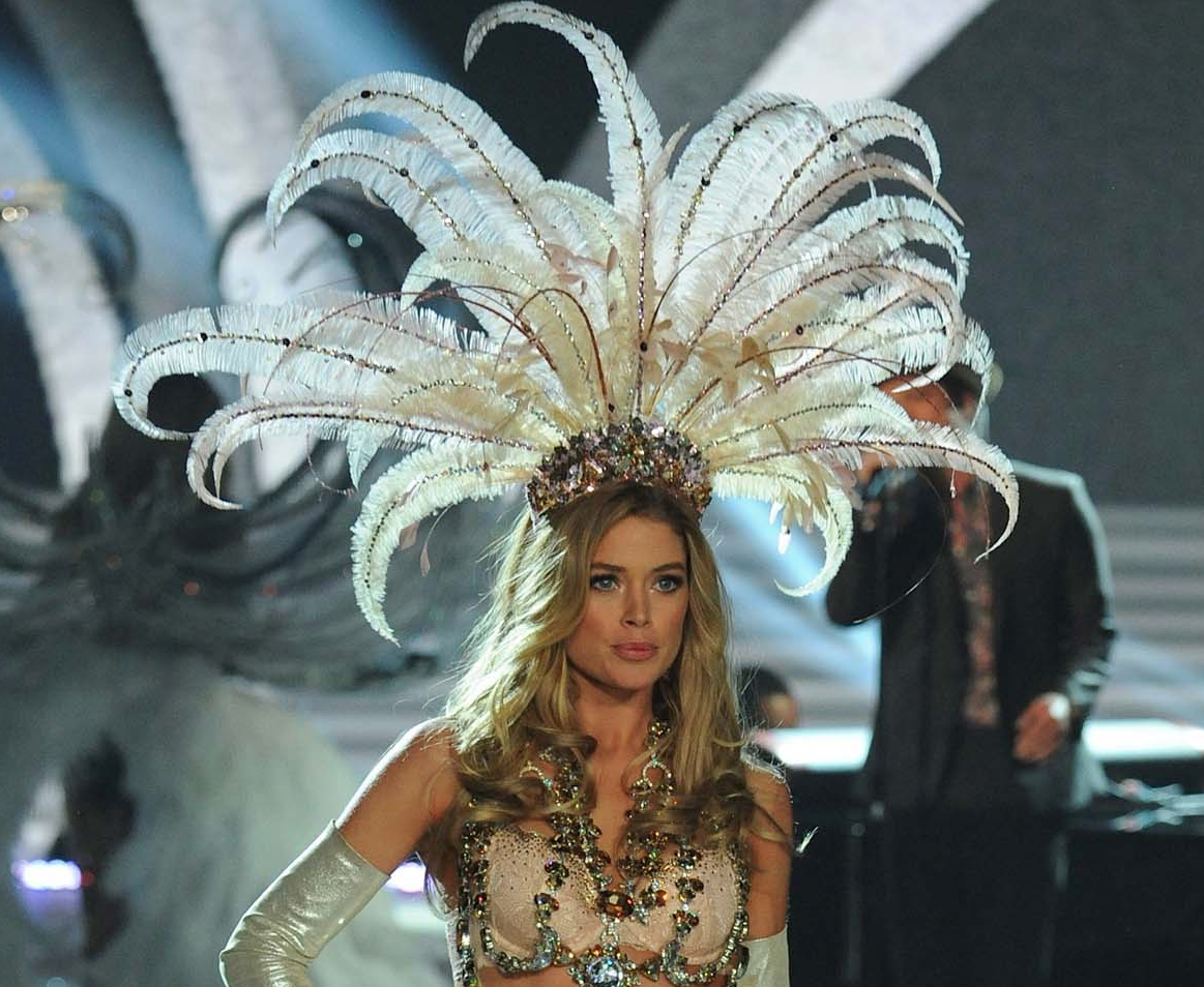 vanhooft's tweet photo. Je kunt zeggen wat je wilt, maar Doutzen Kroes heeft wel het mooiste aluhoedje van ons allemaal. https://t.co/3sSjk6PhBb
