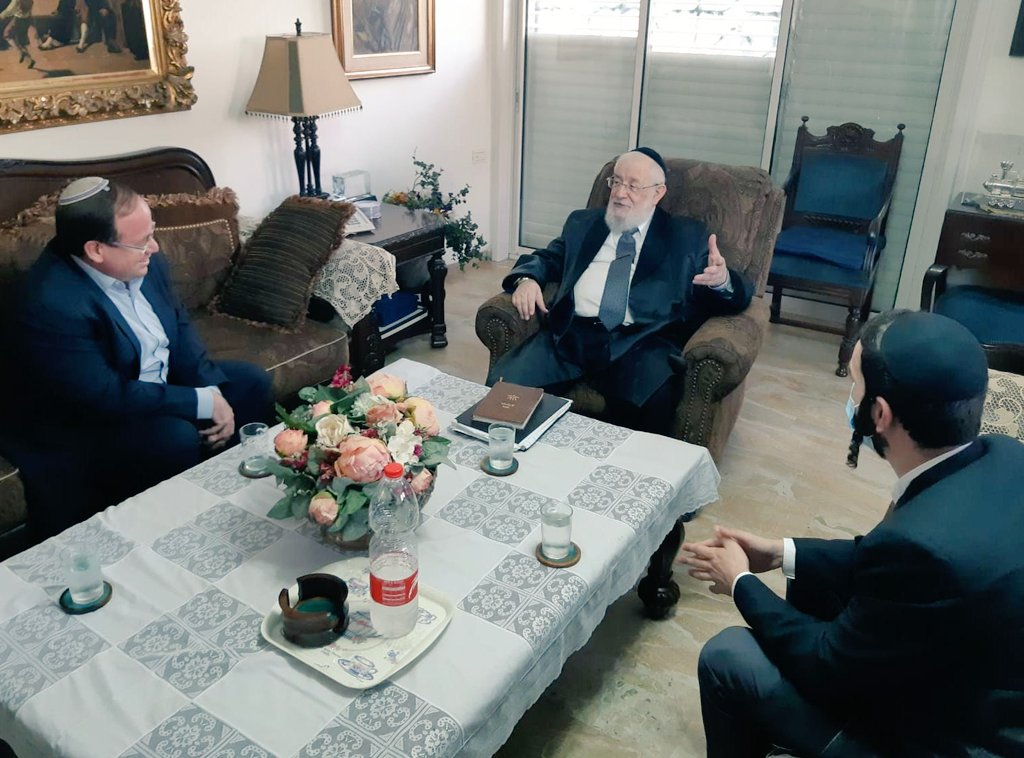 moshe_nayes's tweet photo. מנכ"ל הרשות לשירות אזרחי ראובן פינסקי בהתייעצות עם רבה הראשי של תל אביב הגרי"מ לאו https://t.co/lvNyugbknc